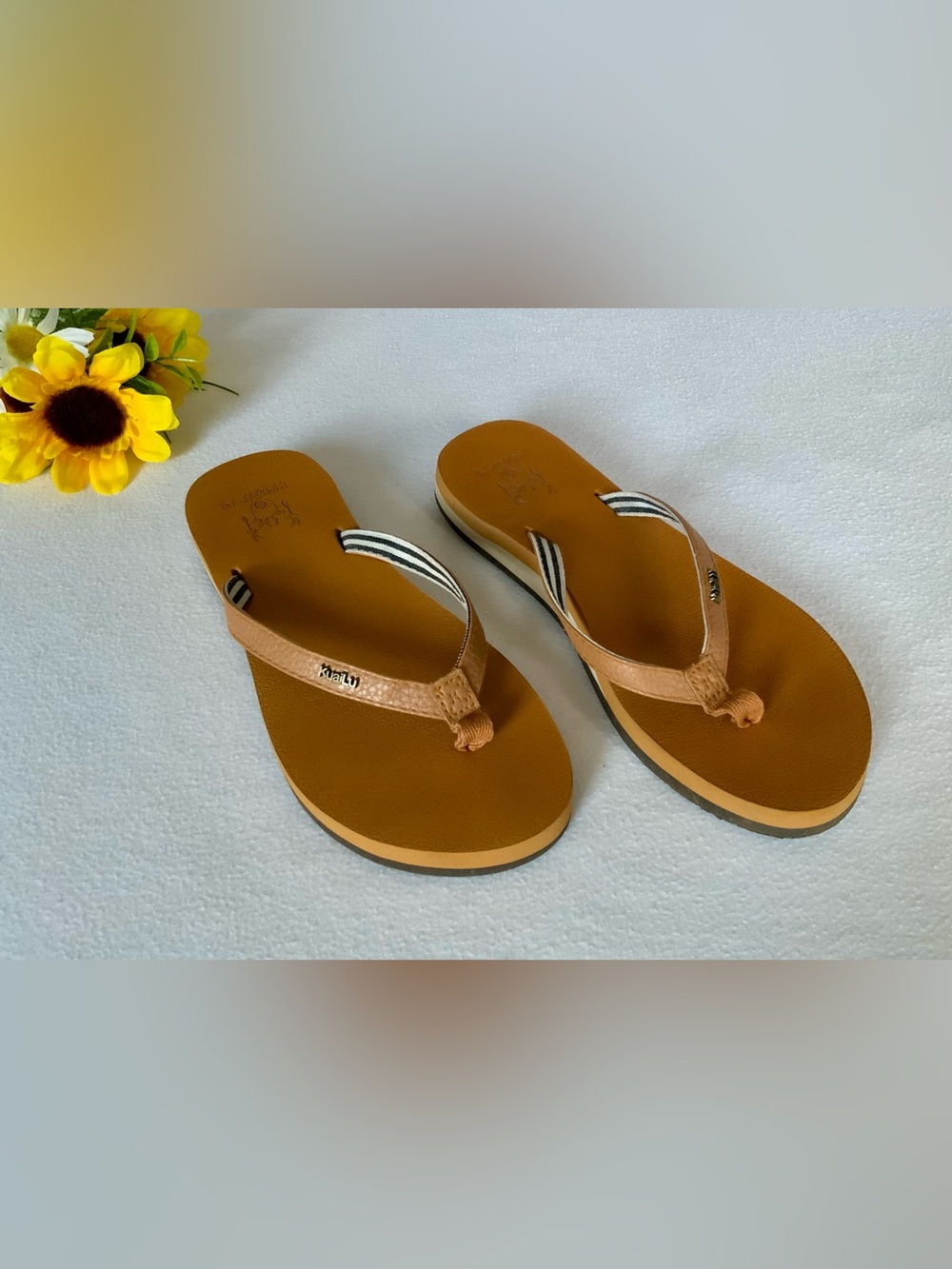 KuaiLu Tan Cushioned Flip Flops Sandals Women’s Size 6.5